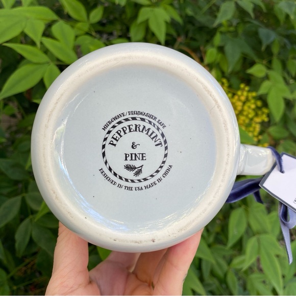 Elegant blue and white reindeer mug with winter florals - Picture 6 of 8